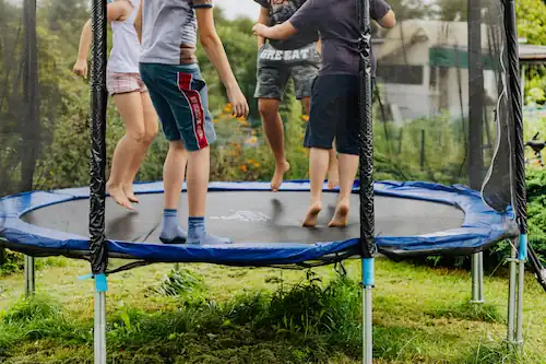 Trampoline sécurisé pour fêtes enfants